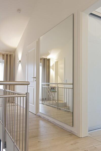 Vierkante spiegel aan de muur