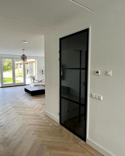 Gehard rookglas als glazen binnendeur