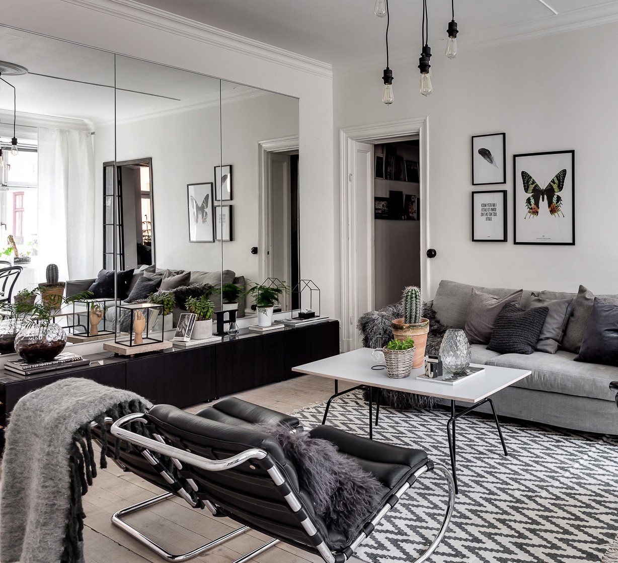 Spiegels in een woonkamer als spiegelwand