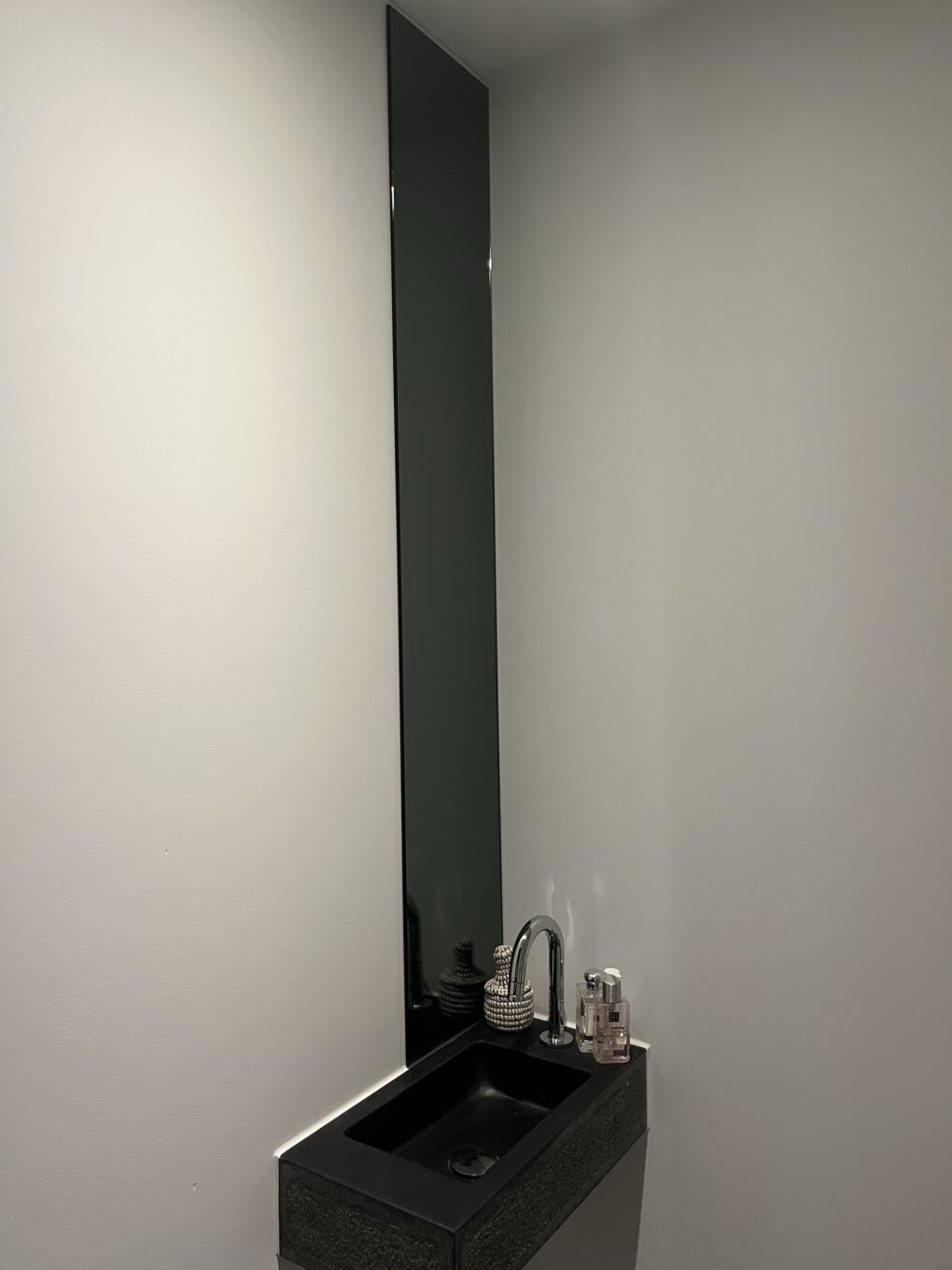 Gekleurde spiegel op maat, in het grijs uitgevoerd