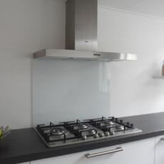Keukenachterwand van glas