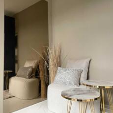 Gekleurde spiegel in een woonkamer