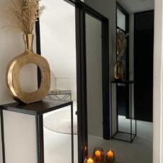 Een grote gangspiegel in een grijze kleur uitgevoerd