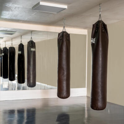 Grote spiegelwand in een boksschool