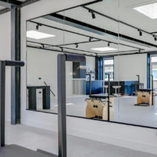 Fitness spiegel in een pilateszaal