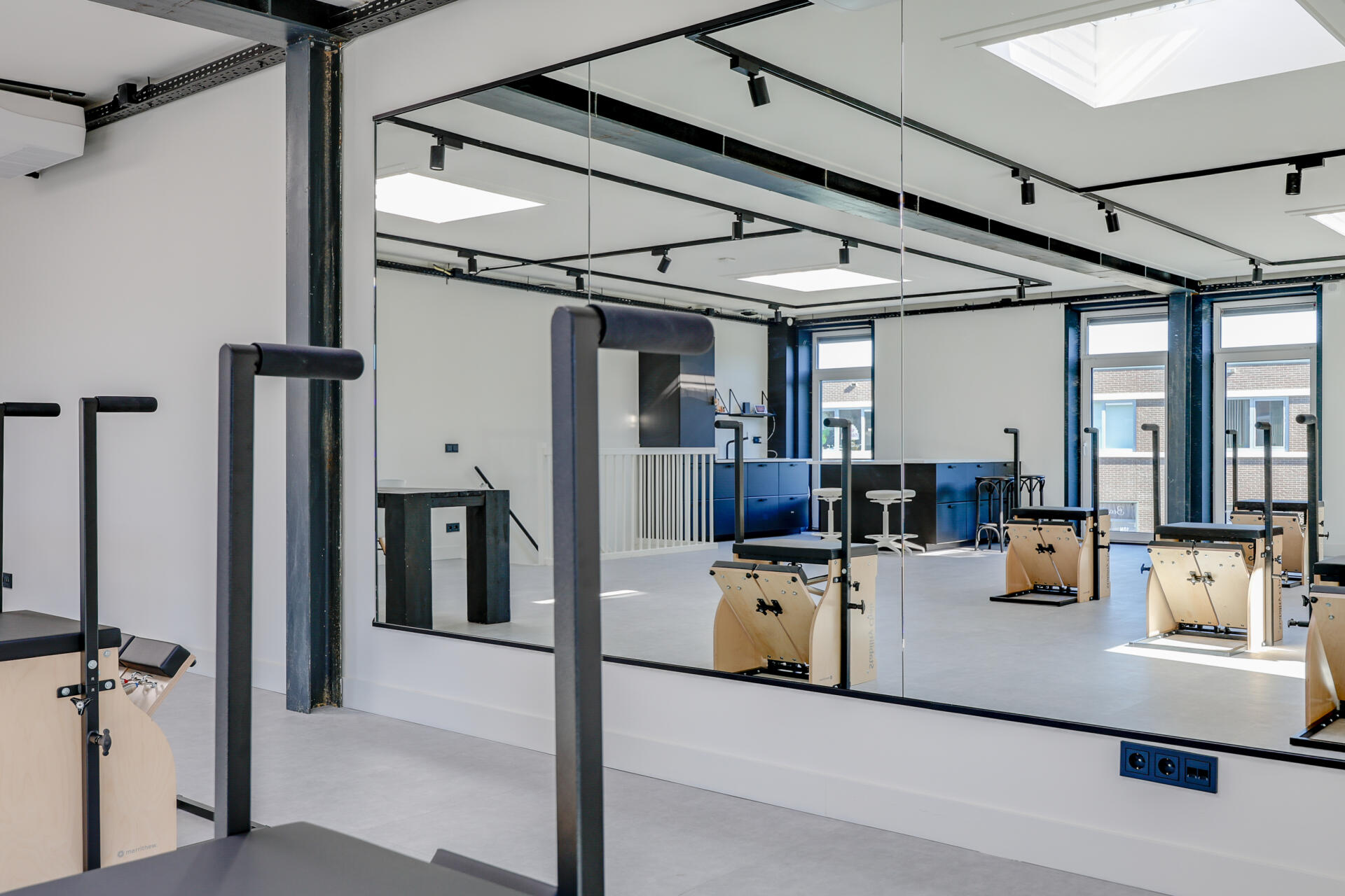 Fitness spiegel in een pilateszaal