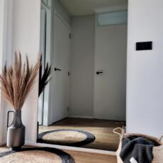 Spiegel op maat aan de muur geplakt