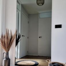 Spiegel op maat aan de muur geplakt