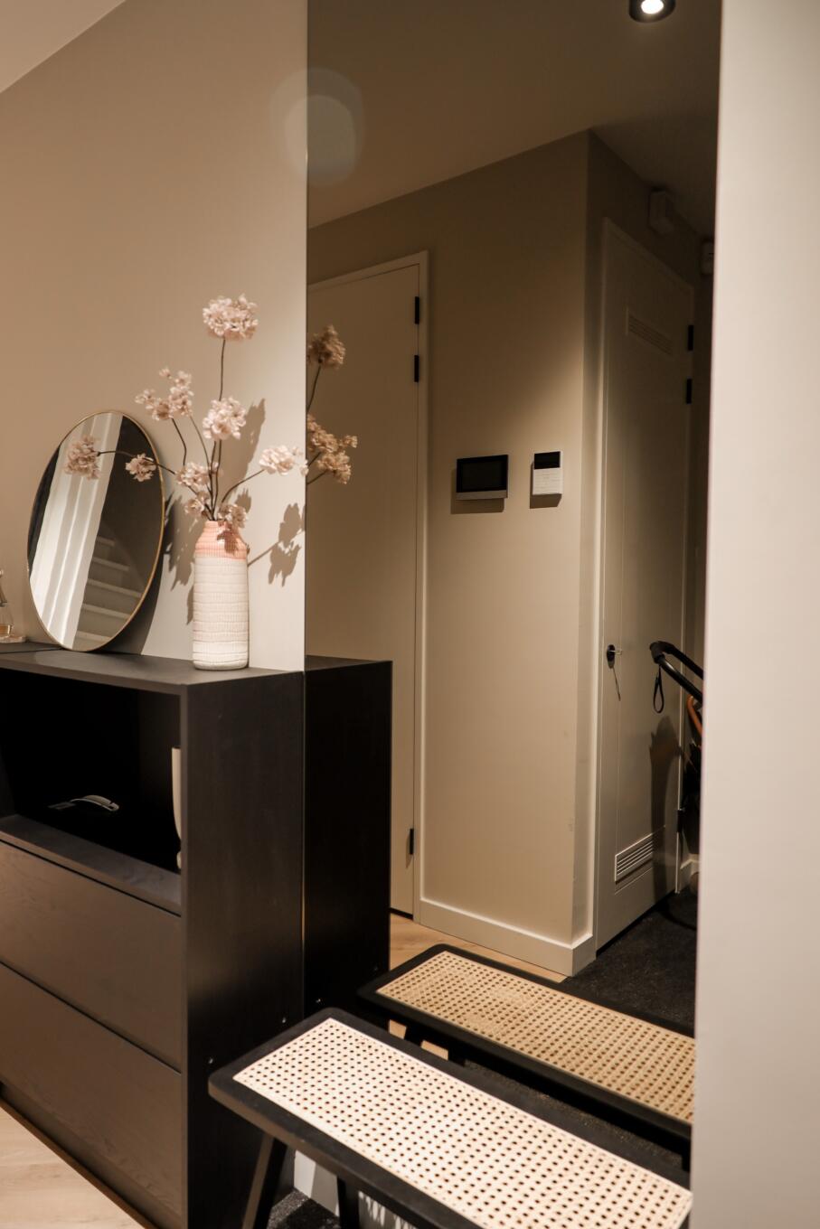 Spiegelglas op maat in de gang geplakt, brons gekleurd