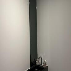 Lange smalle spiegel in een toiletruimte