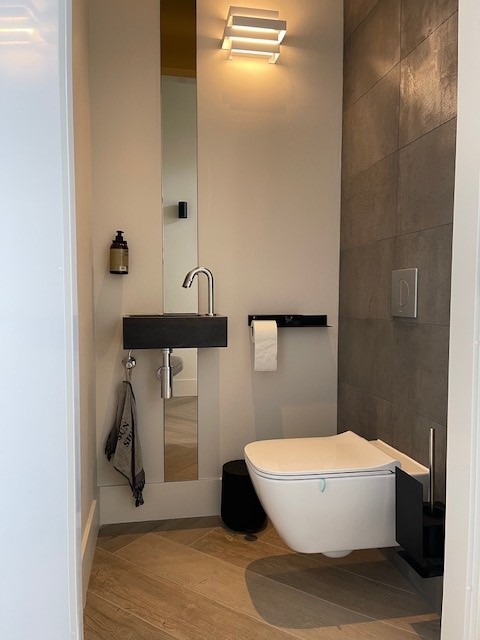 Lange spiegel, verzilverd in het toilet