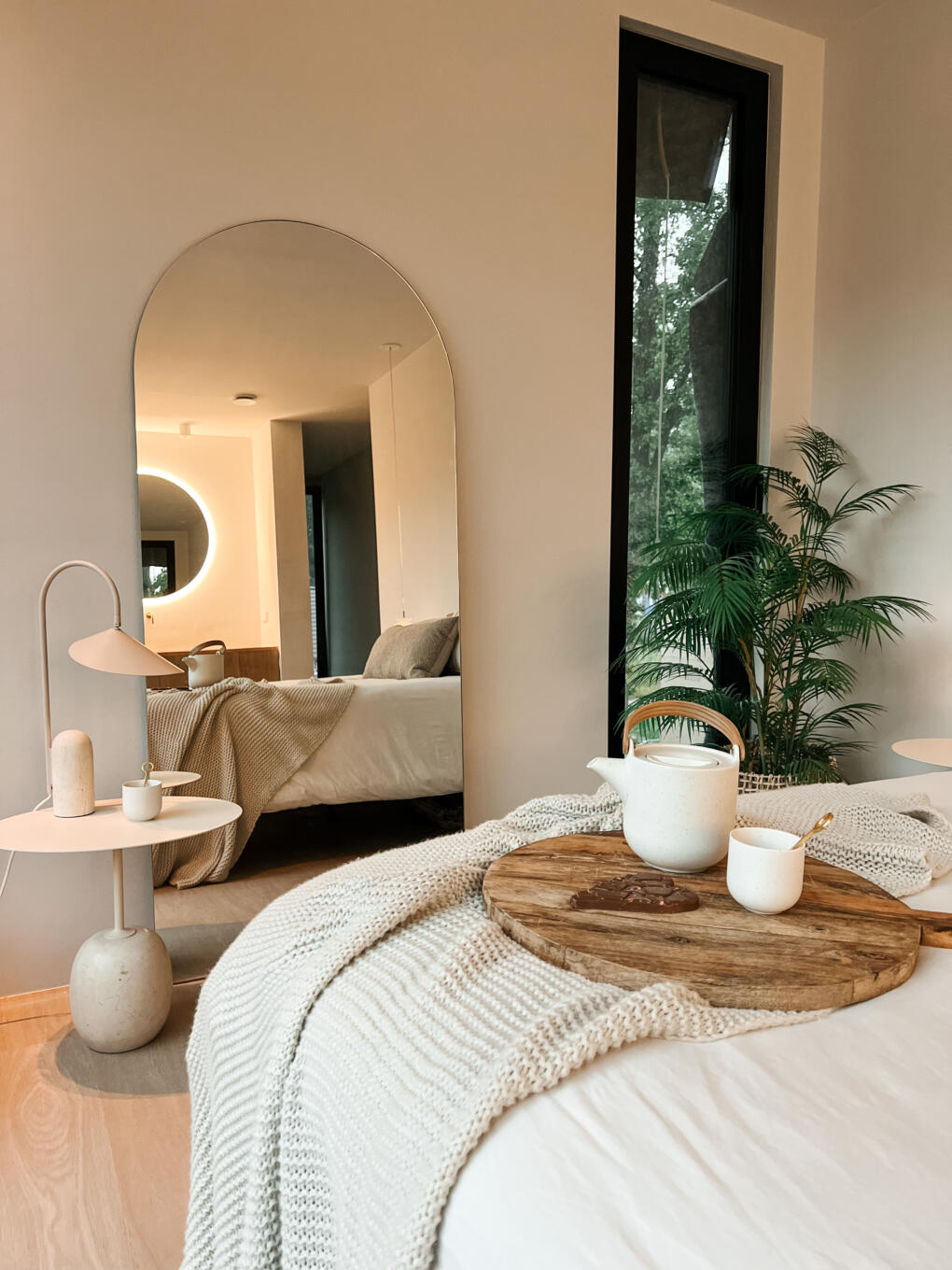 Boogspiegel standaard verzilverd plat poly geslepen randen in een slaapkamer