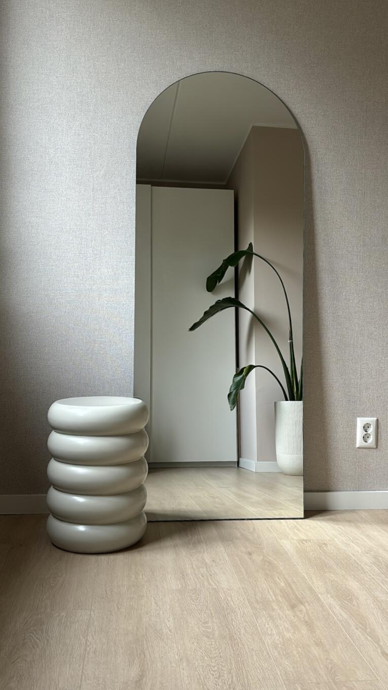 Een standaard verzilverde boogspiegel staand tegen de muur in de woonkamer. De boogspiegel heeft een 6mm dikte met een hoogte van 1700 mm en een breedte van 650 mm. De spiegel is voorzien van plat poly geslepen randen.