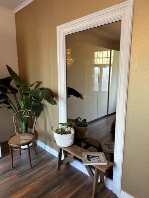 Moderne spiegel op de muur. De spiegel is uitgevoerd in een bronzen kleur.