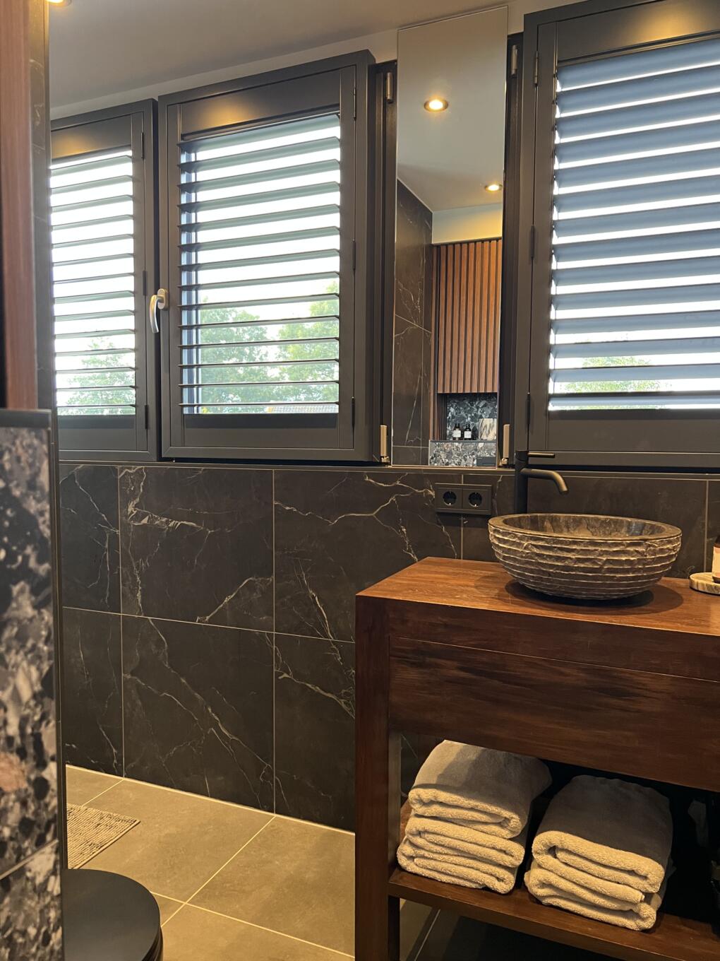 Kleine spiegel in een nis in de baadkamer