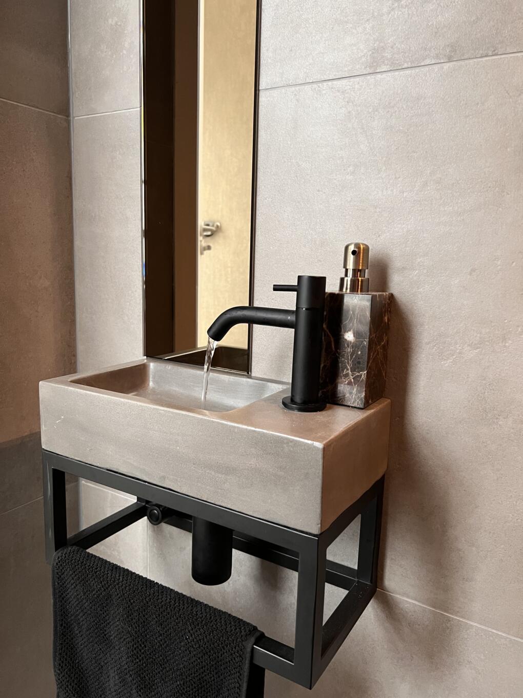 Kleine spiegel aan de muur in het toilet.