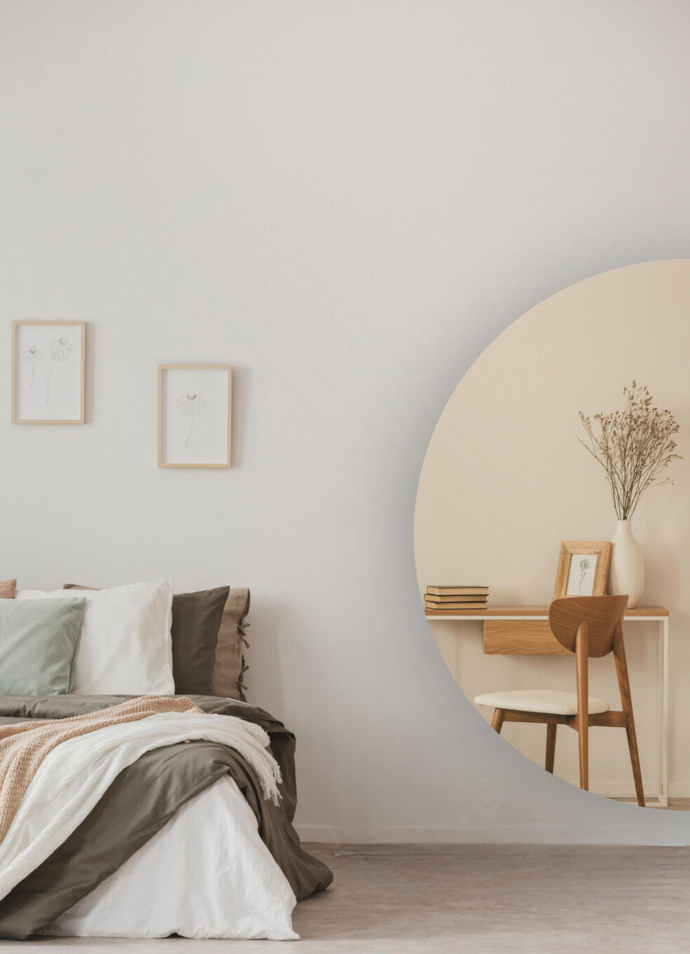 Een halfronde slaapkamerspiegel in het brons