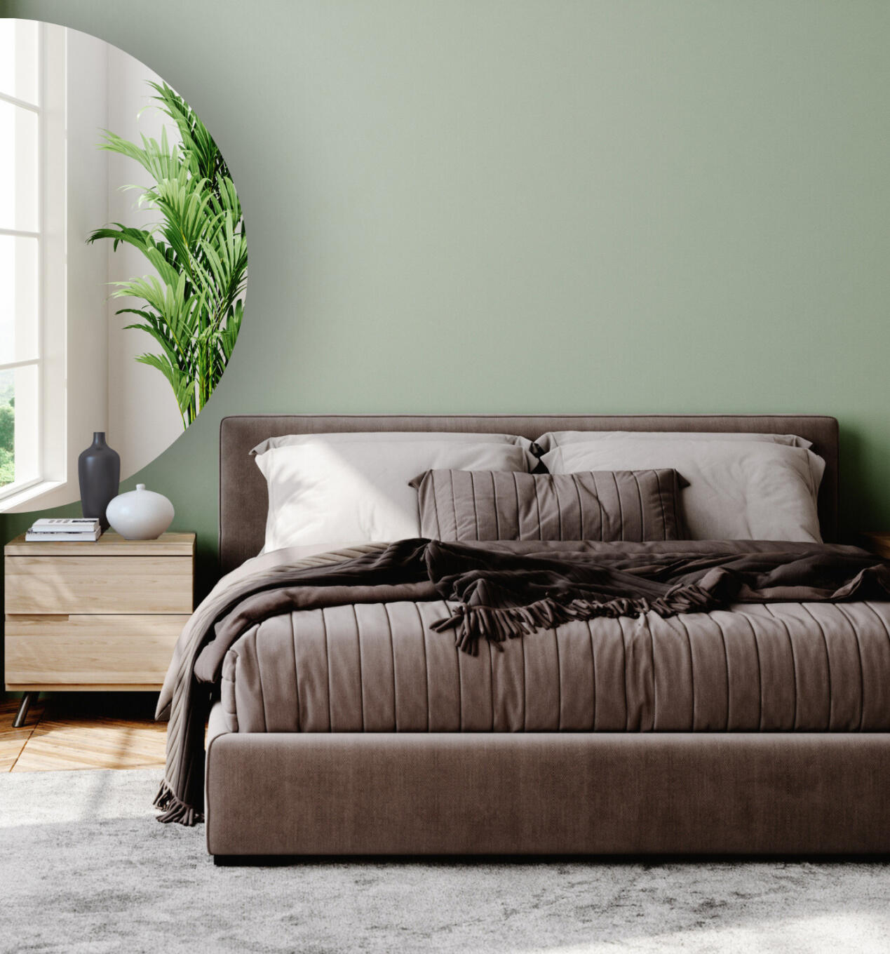 Een halfronde verzilverde spiegel in een slaapkamer