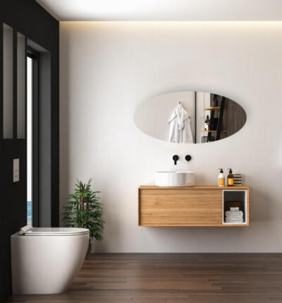 Ovale spiegel in de badkamer aan de muur