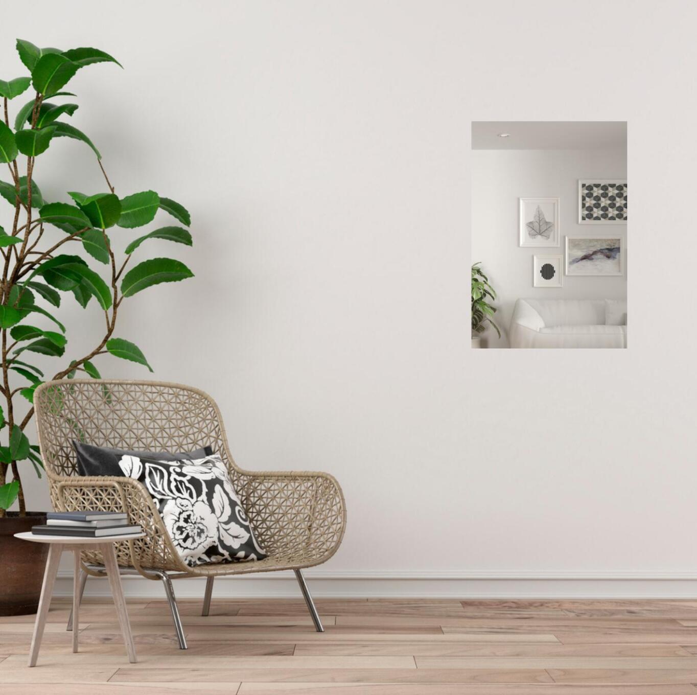 Spiegel zonder lijst aan de muur geplakt