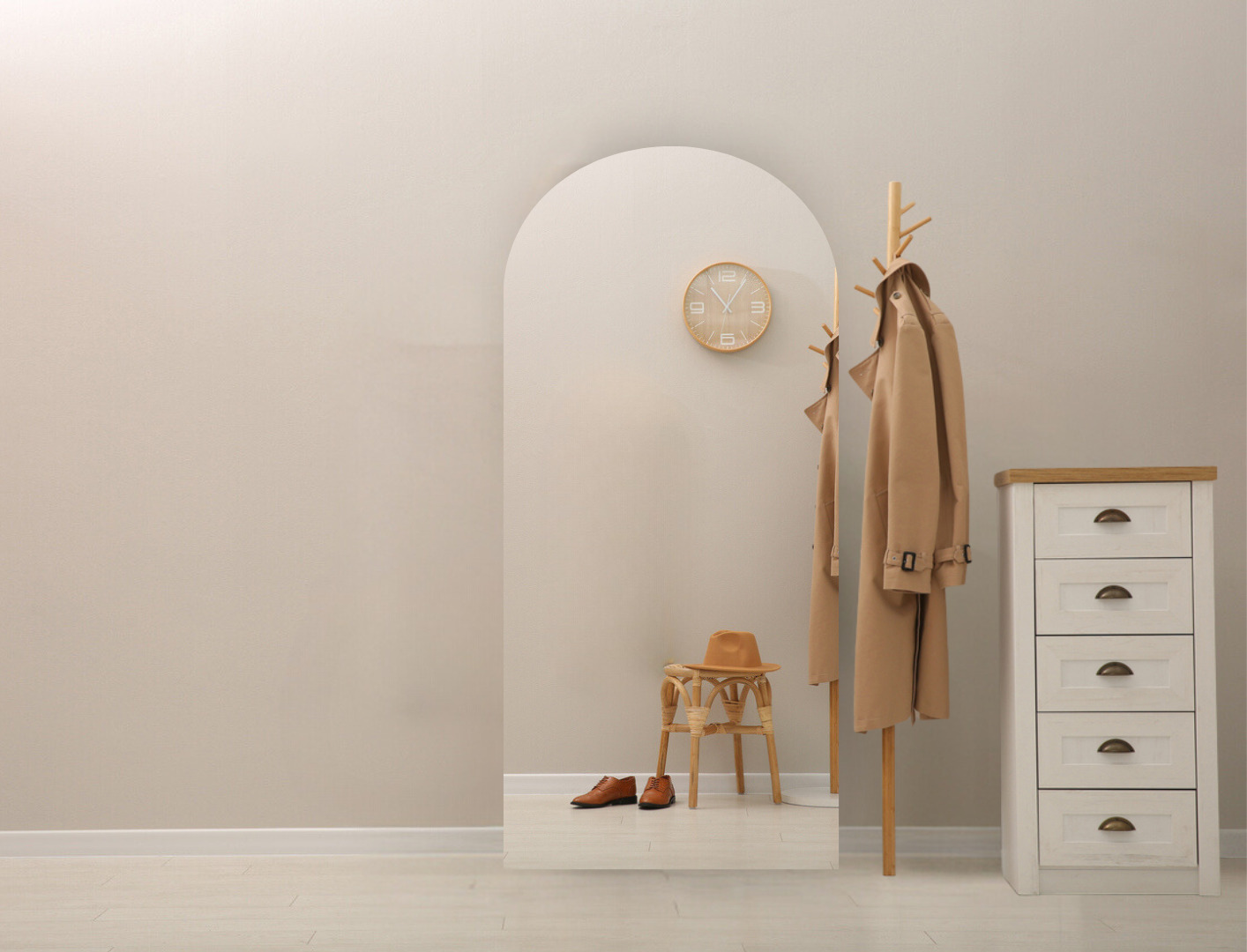 Boogspiegel verzilverd in de gang