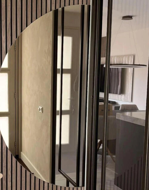 Halfronde spiegel aan de muur