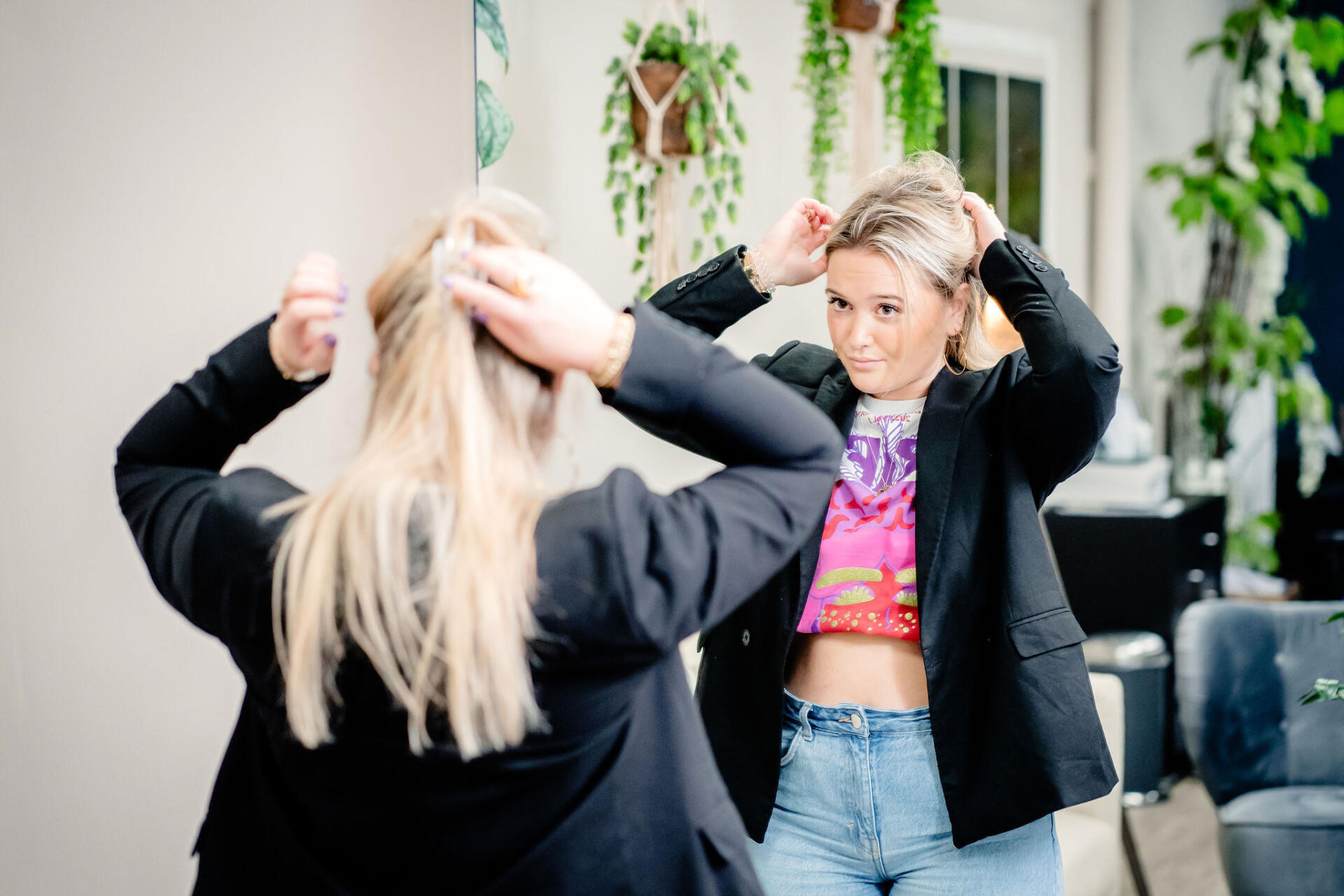 werknemer Glaswebwinkel kijkend in een spiegel