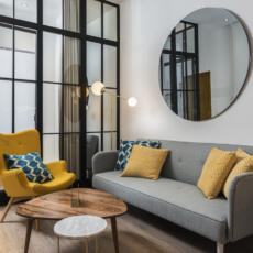 Hangspiegel rond in de woonkamer