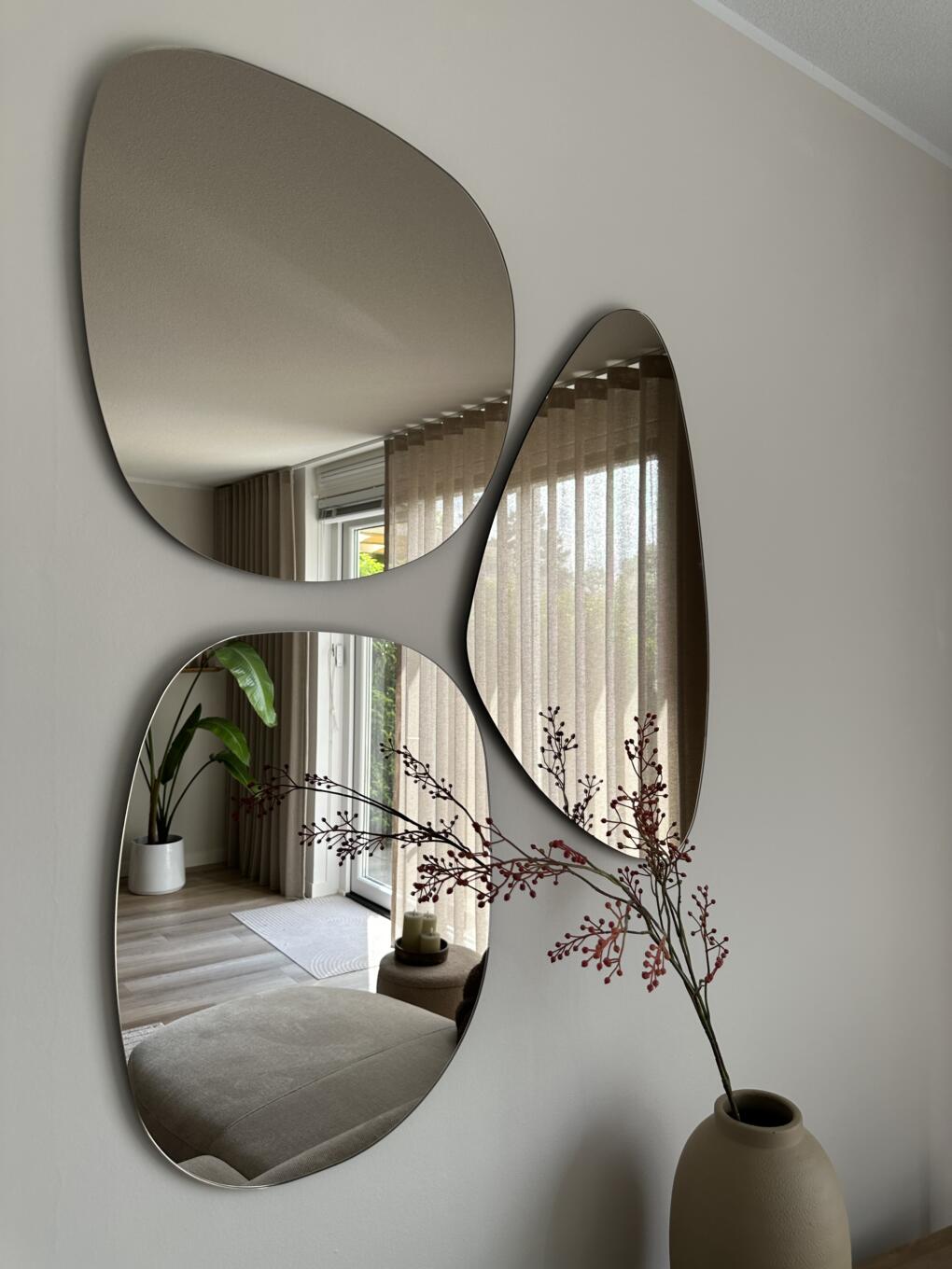 Organische spiegels brons gekleurd, aan de muur geplakt