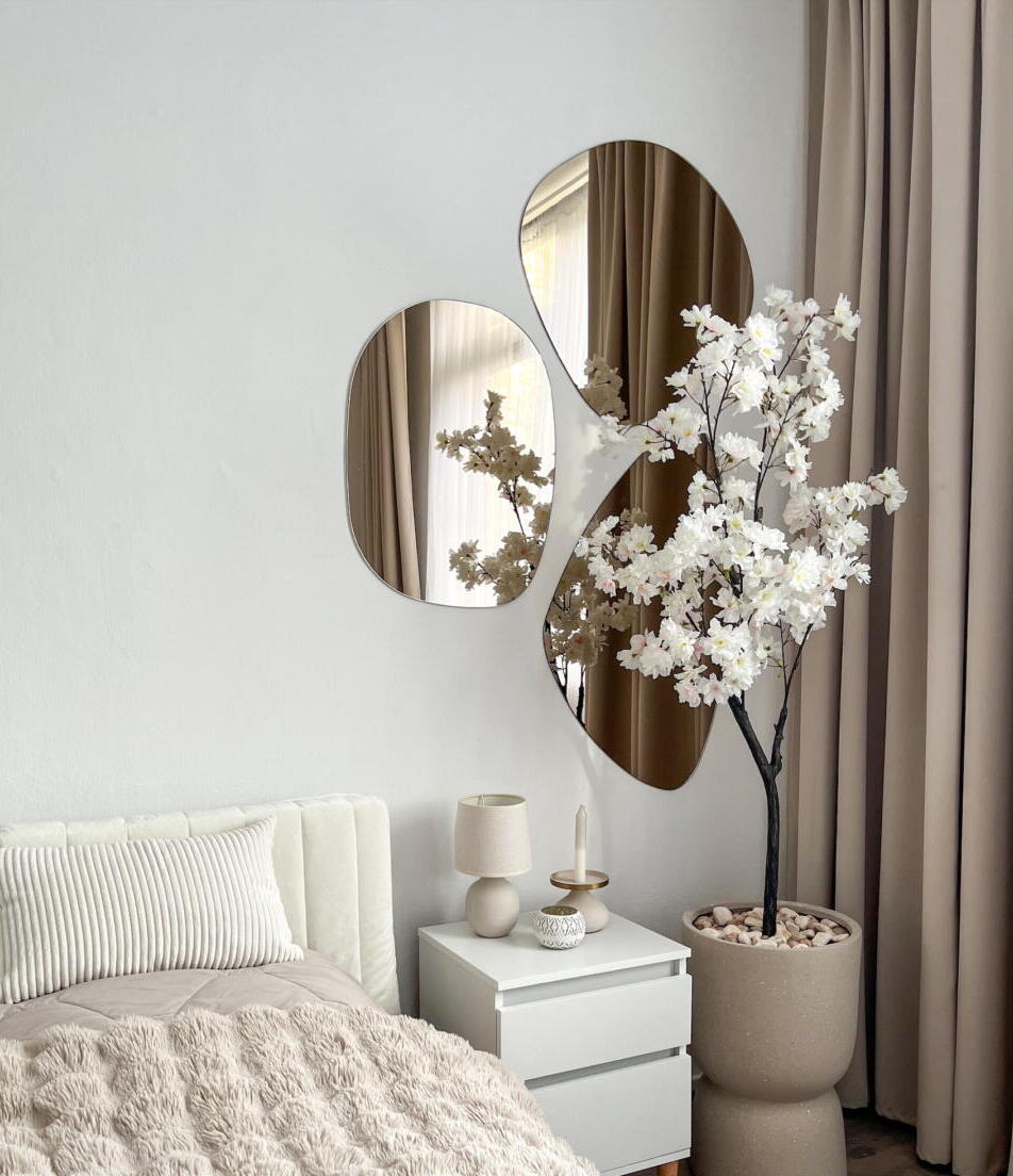 Organische spiegels in het brons gekleurd, hangend in een slaapkamer